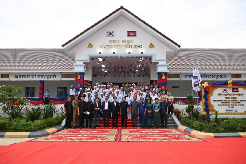 Para peserta berfoto bersama dalam acara peresmian bangsal obstetri Rumah Sakit Rujukan Preah Net Preah pada tanggal 6 Agustus 2026 (waktu setempat) di Provinsi Banteay Meanchey, Kamboja. (KOICA)
