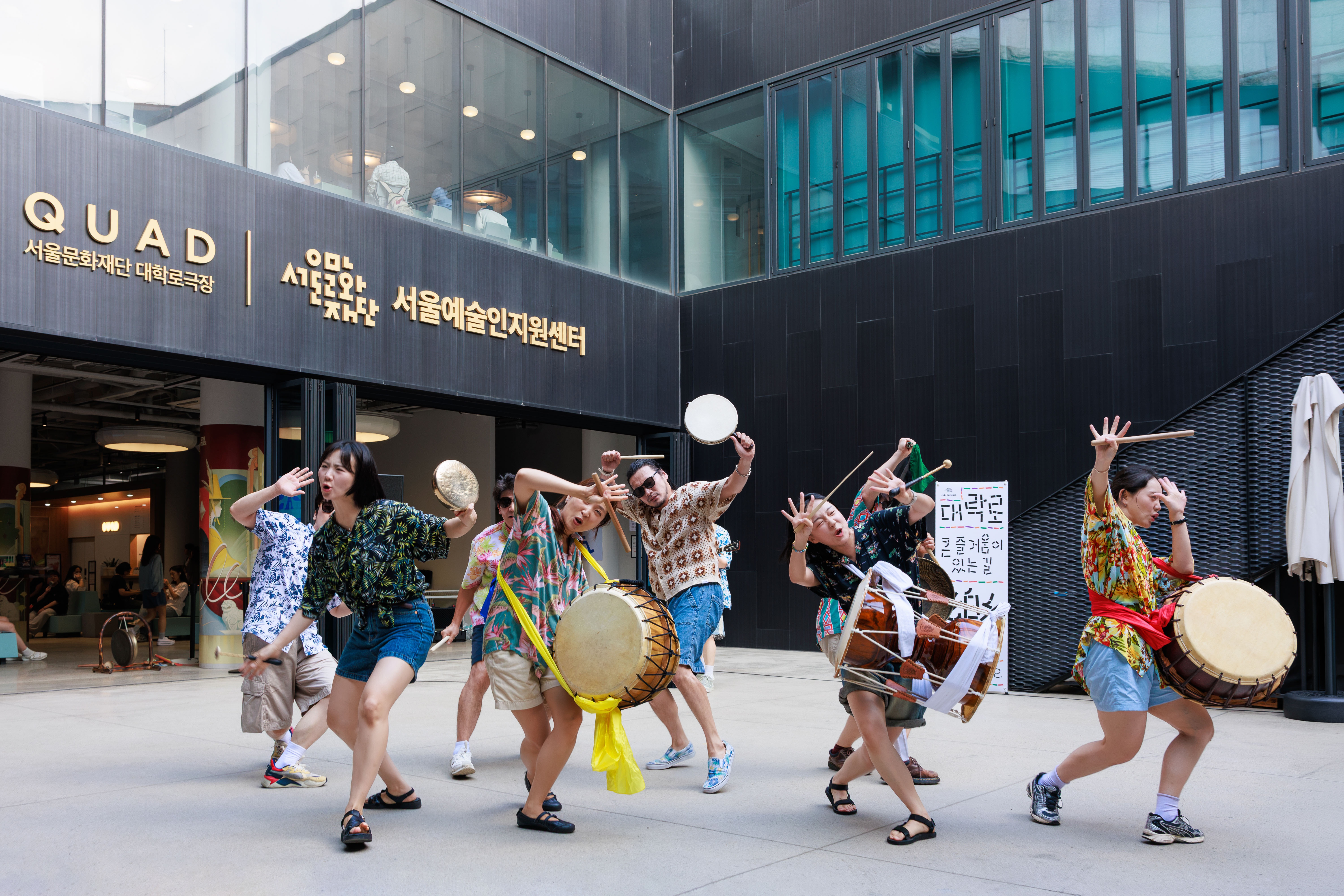 Pertunjukan Teater yang Berlari! (terjemahan tidak resmi) akan digelar pada tanggal 13-14 Agustus 2026 di QUAD, Teater Daehangno, Jongno-gu, Seoul. Foto di atas menunjukkan pertunjukan uji coba luar ruangan oleh para pengisi acara. (Yayasan Budaya Seoul)  