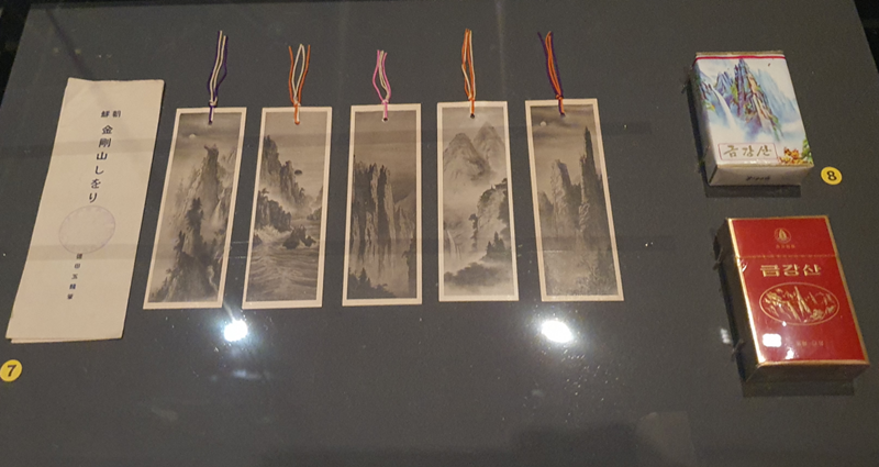Foto di atas menunjukkan paket lima pembatas buku Joseon Geumgangsan yang menjadi suvenir wisata Gunung Geumgangsan pada masa penjajahan Jepang (1910-1945). Koleksi tersebut memberikan gambaran mengenai pariwisata Gunung Geumgangsan di masa lalu. (Uyen Nguyen) 