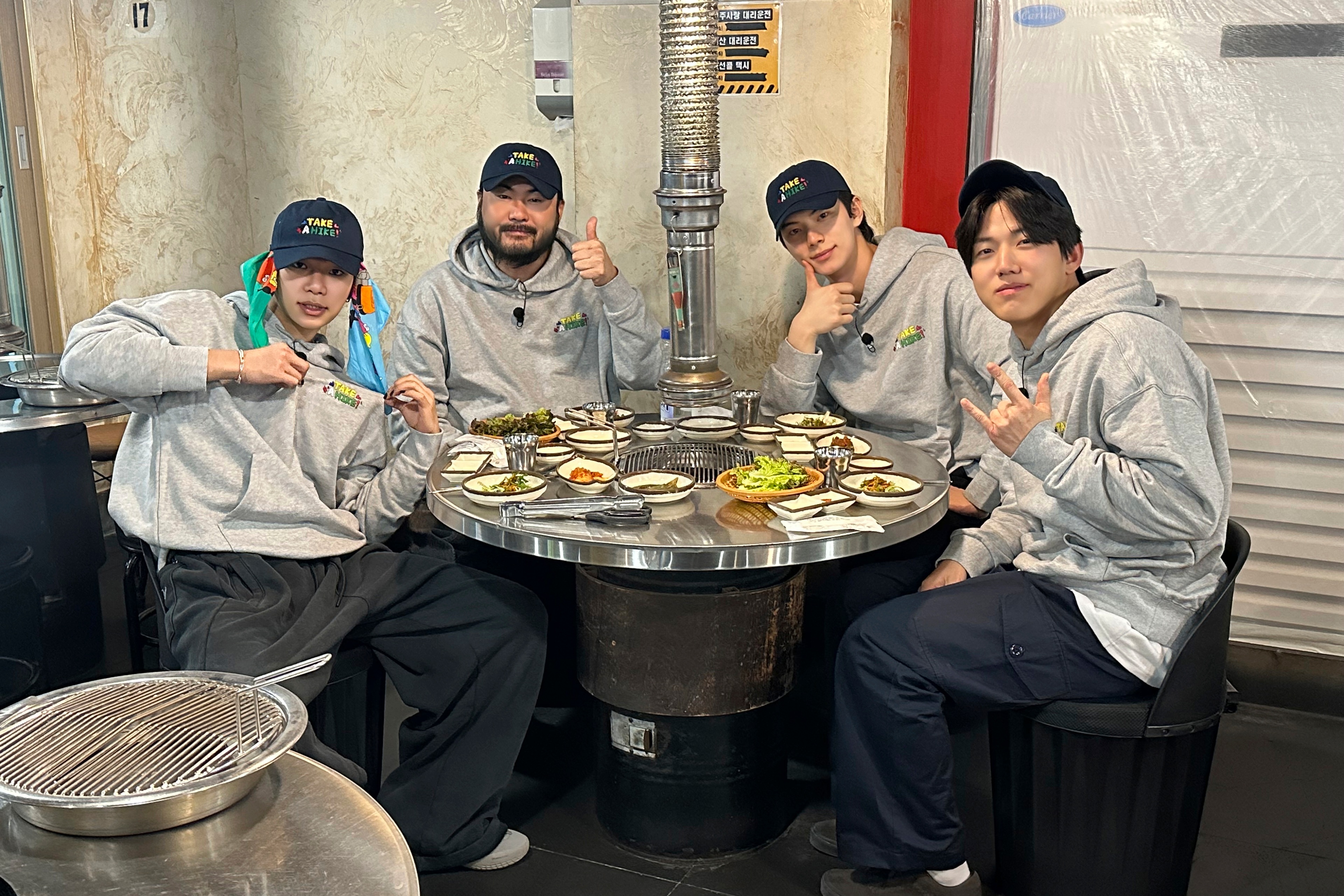 Potret para pengisi acara program Take a Hike! saat sedang mengunjungi sebuah restoran barbeku Korea.