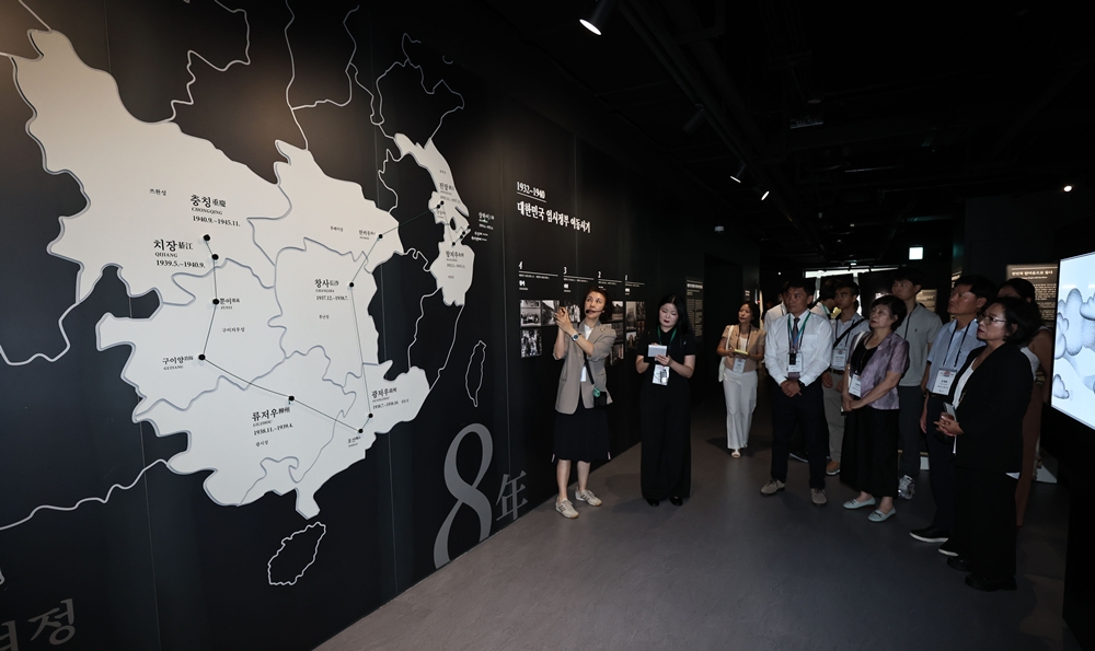 Para keturunan pejuang kemerdekaan Korea mengunjungi pameran yang ada di Balai Peringatan Pemerintahan Sementara Republik Korea pada tanggal 11 Agustus 2026. (Yonhap News)  