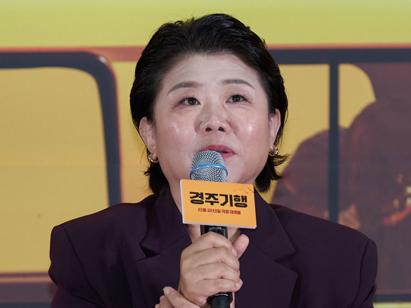 Lee Jung-eun menjawab pertanyaan wartawan dalam konferensi pers film The Journey to Gyeongju yang digelar pada tanggal 13 Agustus 2026  di Lotte Cinema World Tower, Songpa-gu, Seoul.  