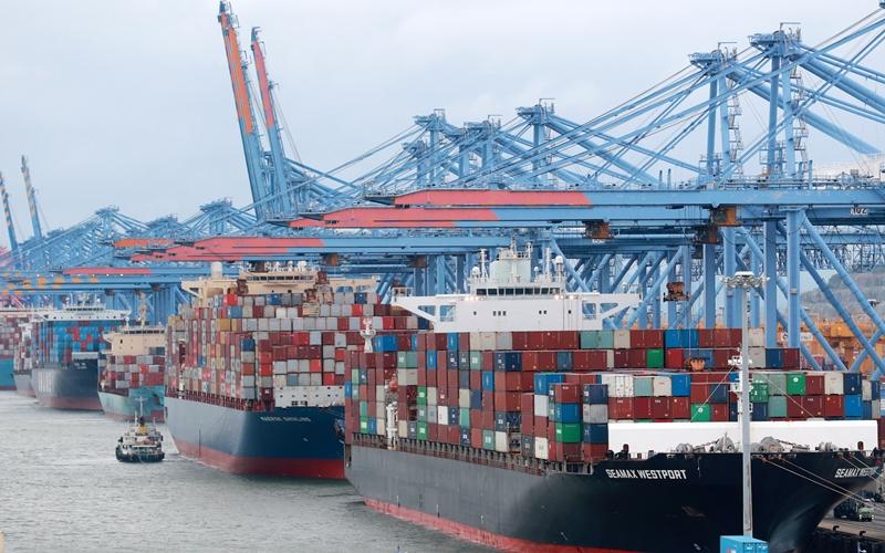 Kapal-kapal bermuatan penuh terlihat bersandar di Pelabuhan Baru Busan. (Yonhap News)