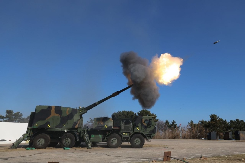 Uji penembakan howitzer swagerak K9 versi beroda (K9MH) dilakukan di lokasi pengujian Badan Pengembangan Pertahanan Republik Korea. (Hanwha Defense USA)  