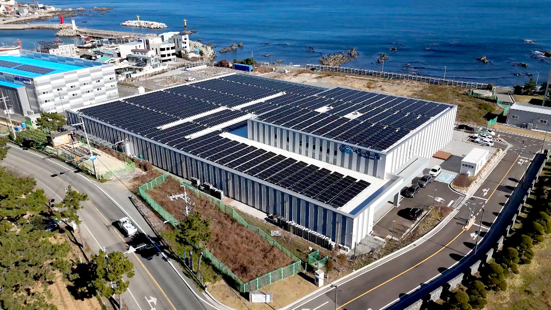 Panorama Eco Aquafarm yang dipotret pada Desember 2024. Fasilitas yang dibangun di Busan tersebut merupakan fasilitas budi daya salmon Atlantik berbasis darat terbesar di Korea.