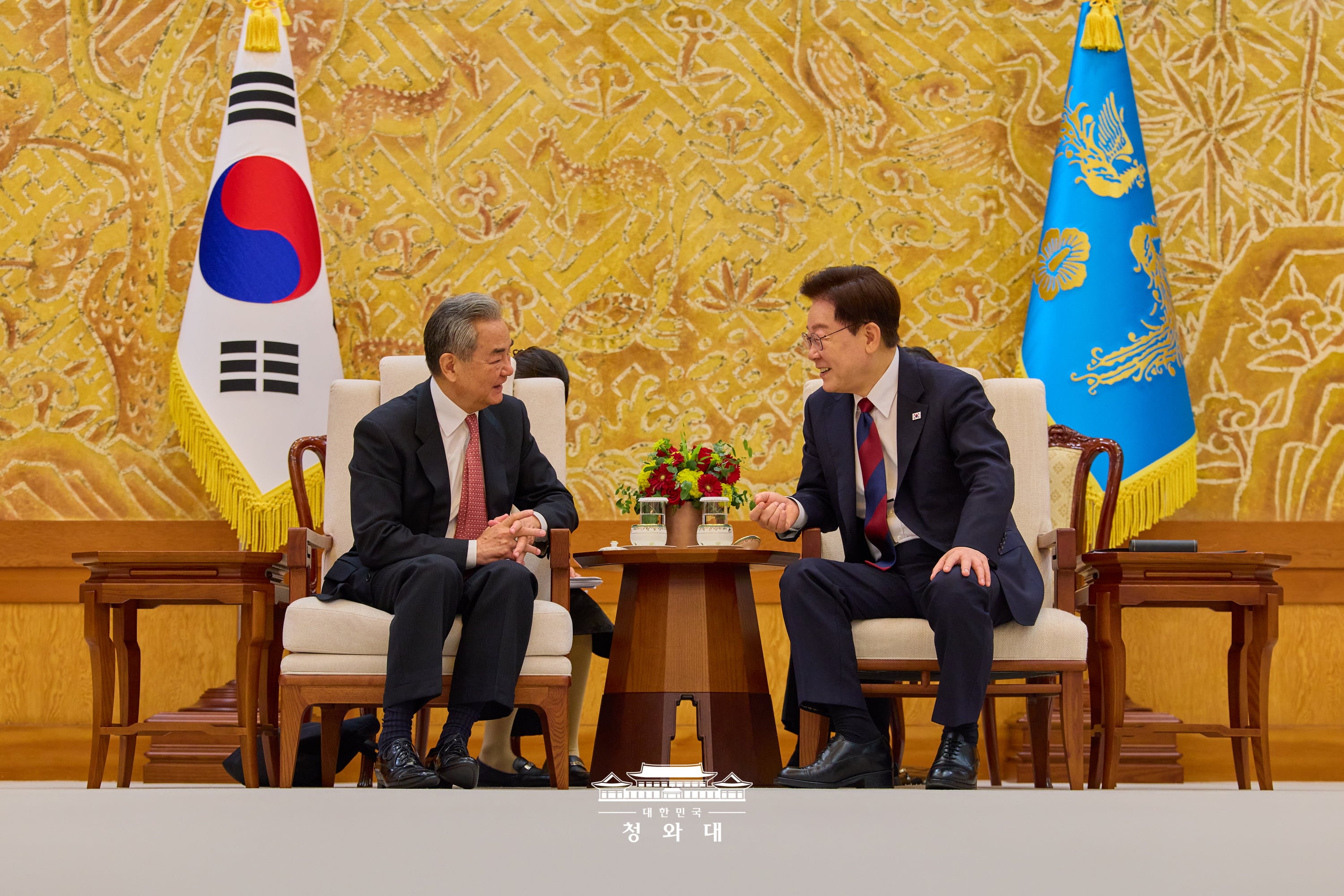 Presiden Lee Jae Myung (kanan) menerima kunjungan Menteri Luar Negeri sekaligus Anggota Dewan Negara Tiongkok, Wang Yi, pada tanggal 20 Agustus 2026 di Cheong Wa Dae, Jongno-gu, Seoul. (Cheong Wa Dae)