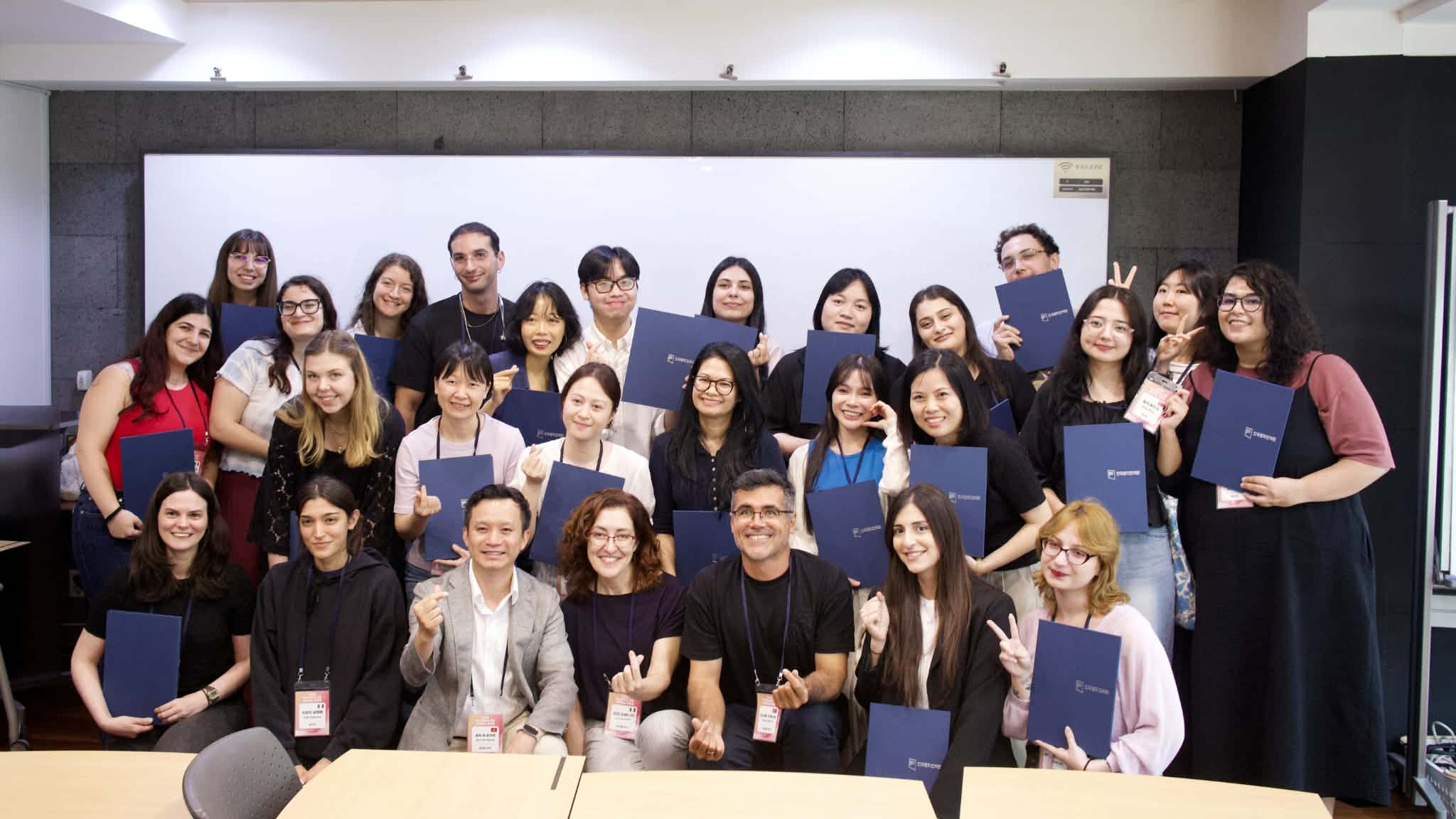  Para peserta Lokakarya Praktik Penerjemahan untuk Bahasa Khusus 2026 dari kelompok bahasa Vietnam, Italia, dan Turkiye berfoto bersama dalam acara penutupan yang digelar di TOZ Meeting Center, Seocho-gu, Seoul, pada tanggal 30 Juli 2026.