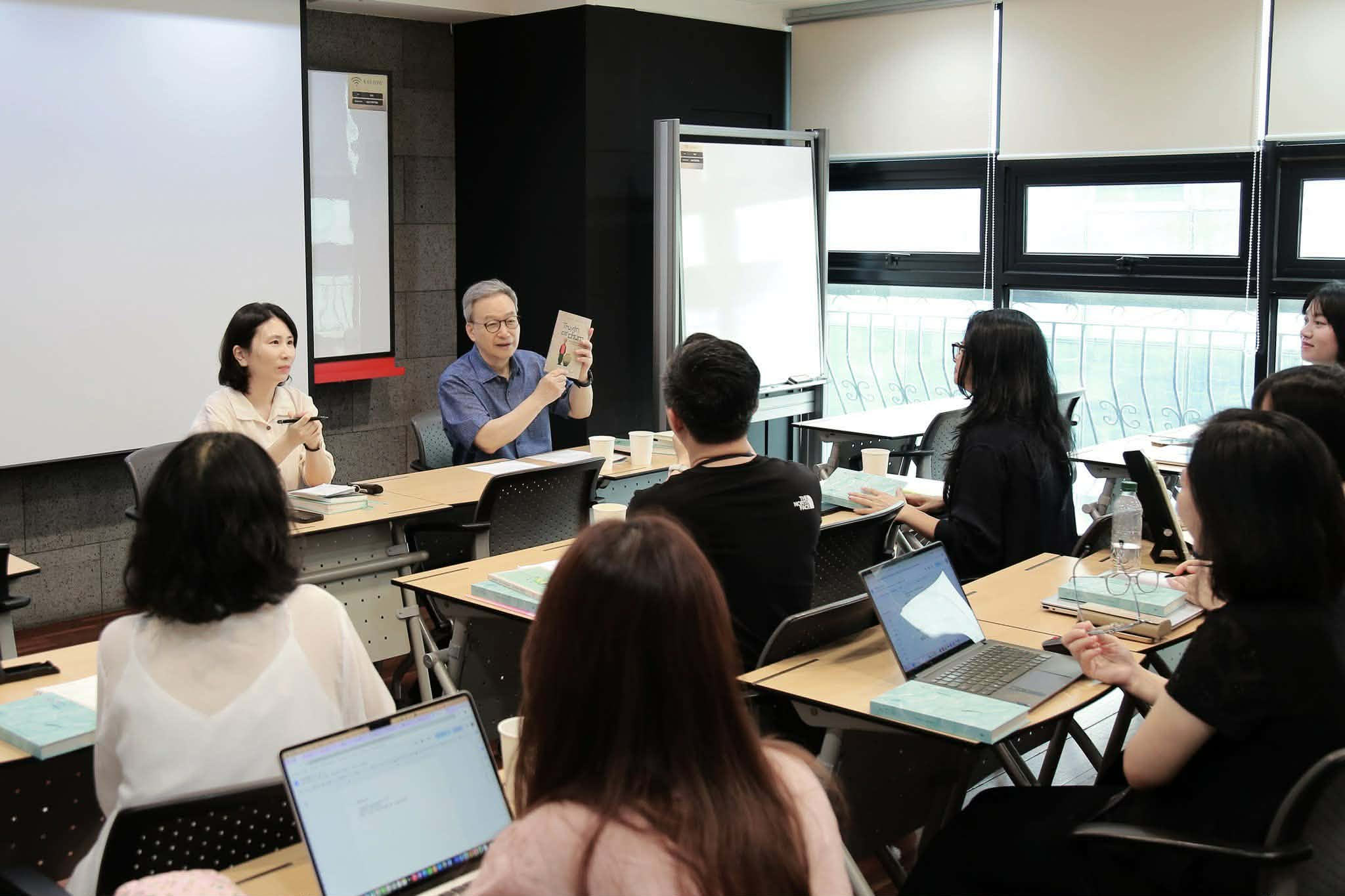 Penyair Jeong Ho-Seung (kedua dari kiri) berbincang dengan para peserta mengenai karya-karyanya dalam sesi Pertemuan dengan Penulis kelompok bahasa Vietnam yang digelar di TOZ Meeting Center, Seocho-gu, Seoul, pada tanggal 28 Juli 2026.
