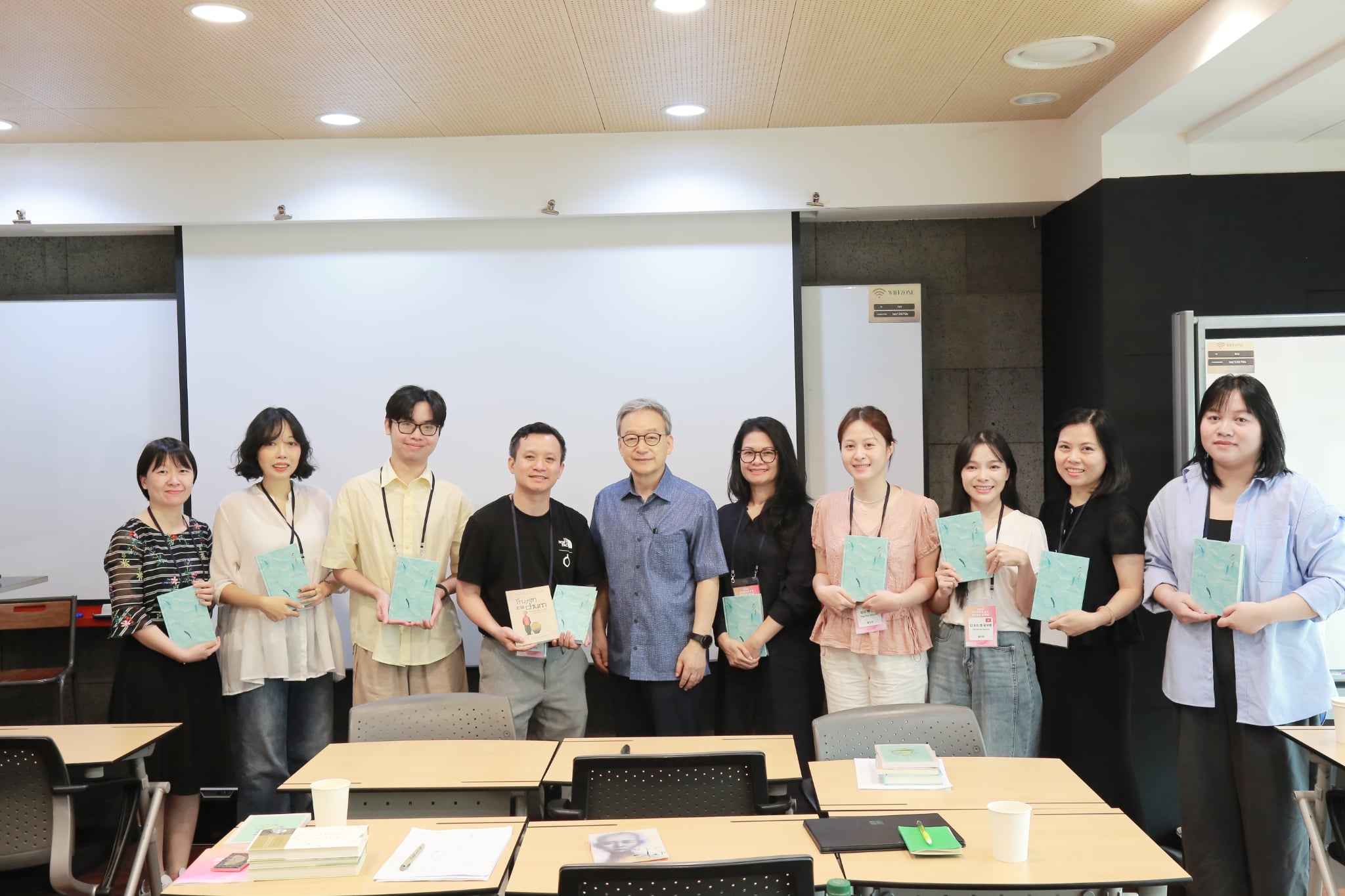 Profesor Nguyen Ngoc Que (keempat dari kiri), yang memimpin lokakarya bahasa Vietnam tahun ini, berfoto bersama para peserta sesi Pertemuan dengan Penulis di TOZ Meeting Center, Seocho-gu, Seoul, pada tanggal 28 Juli 2026. 