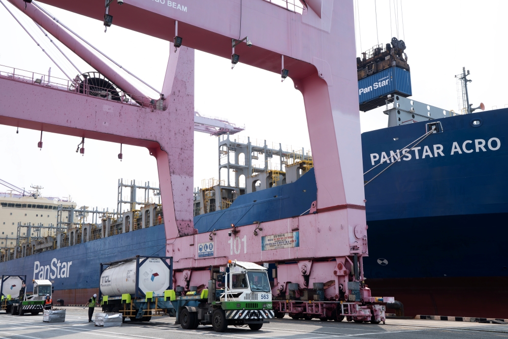 Pada tanggal 22 Agustus 2026 kapal kontainer Korea memulai uji coba pelayaran pertamanya menuju Eropa melalui Rute Laut Timur Laut. Foto di atas menunjukkan kapal kontainer yang digunakan dalam uji coba pelayaran melalui rute Arktik. (Kementerian Kelautan dan Perikanan)