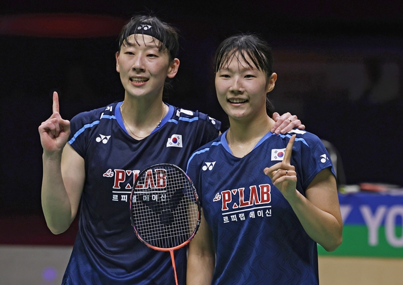 Pasangan ganda putri, Baek Hana (kiri)/Lee So Hee berpose setelah memenangkan Kejuaraan Dunia BWF 2026 pada tanggal 23 Agustus 2026 di New Delhi, India. 