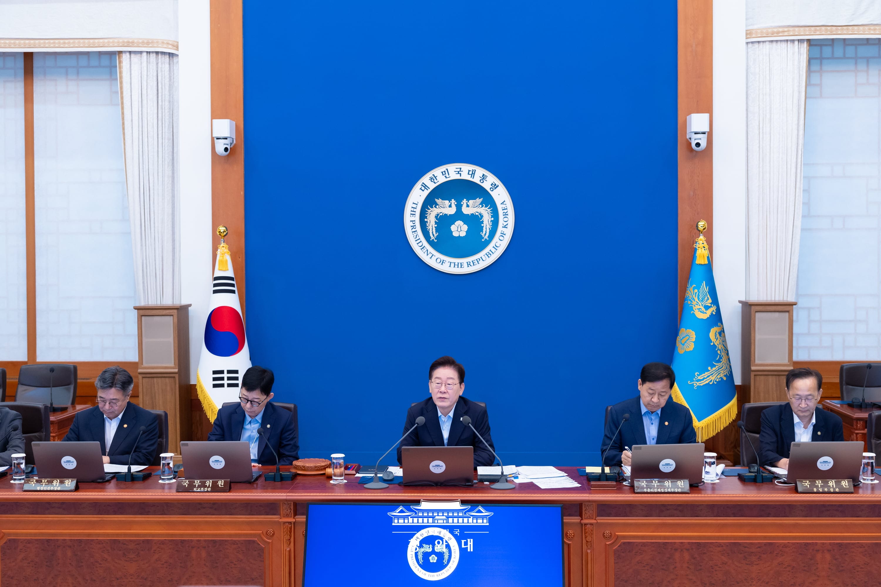 Kementerian Dalam Negeri pada tanggal 25 Agustus 2026 melaporkan Strategi Mewujudkan Pemerintahan Demokratis Berbasis AI Terbaik di Dunia dalam rapat kabinet yang dipimpin Presiden Lee Jae Myung di Cheong Wa Dae. (Cheong Wa Dae)