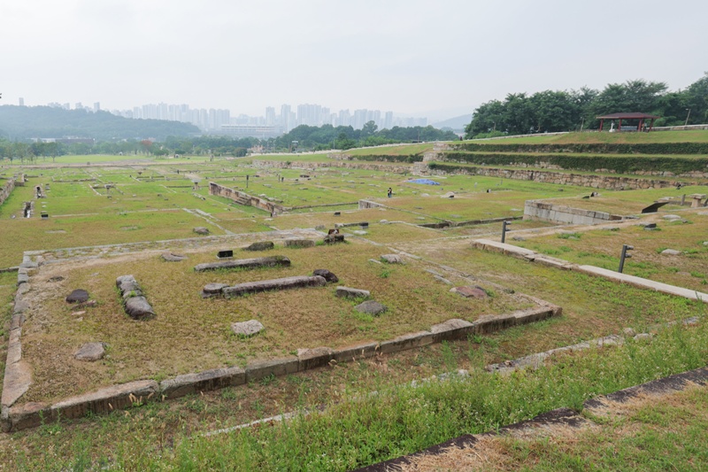 Panorama Situs Kuil Hoemsa yang berada di Kota Yangju, Provinsi Gyeonggi. Luas kawasan warisan budaya Situs Kuil Joemsa mencapai 33.391 ㎡. Sementara itu, zona perlindungan warisan budaya yang mencakup stupa dan monumen peringatan biksu terkemuka mencapai 323.117 ㎡.  