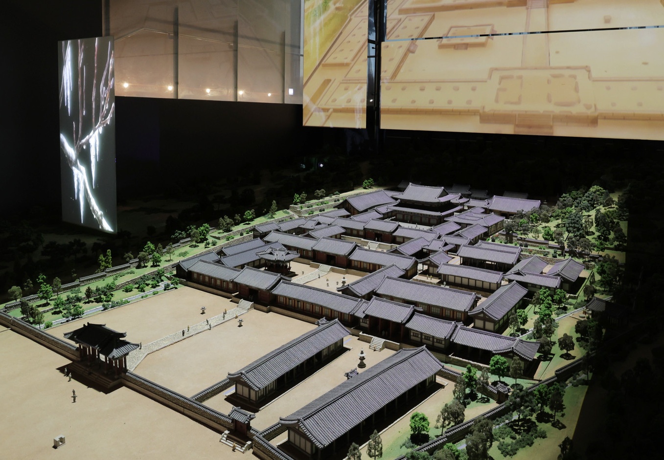 Maket rekonstruksi Kuil Homesa yang dipamerkan di Museum Hoesamji di Kota Yangju. Maket itu memperlihatkan kemegahan kompleks pada masa itu dengan fasilitas peribadatan dan praktik monastik serta kawasan hunian berskala besar yang ditata secara simetris dalam struktur bergaya istana.  