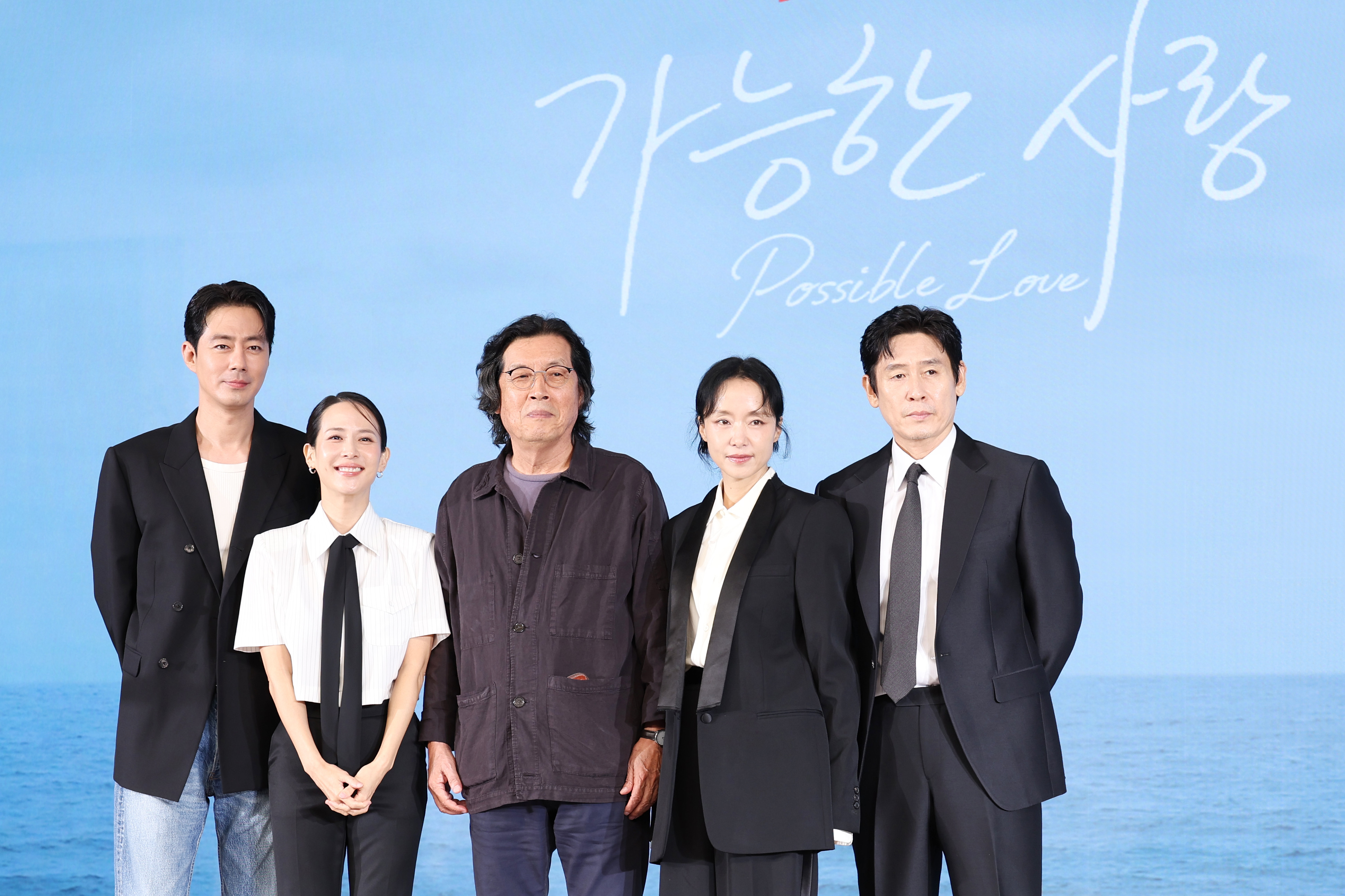 (Dari kiri ke kanan) Aktor Zo In Sung, Cho Yeo Jeong, sutradara Lee Chang Dong, serta aktor Jeon Do Yeon dan Sul Kyung Gu berpose dalam konferensi pers produksi film Netflix Possible Love yang digelar di Hotel Naru Seoul MGallery, Mapo-gu, Seoul, pada tanggal 25 Agustus 2026. (Park Daejin)