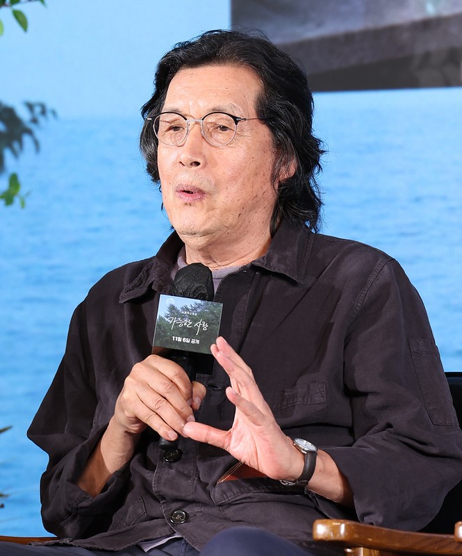 Sutradara Lee Chang Dong menjawab pertanyaan wartawan dalam konferensi pers produksi film Netflix Possible Love yang digelar di Hotel Naru Seoul MGallery, Mapo-gu, Seoul, pada tanggal 25 Agustus 2026. (Park Daejin)