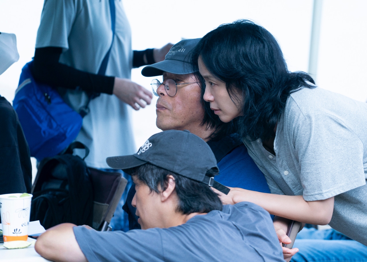 Sutradara Lee Chang Dong (tengah) di lokasi syuting film Possible Love. (Netflix)