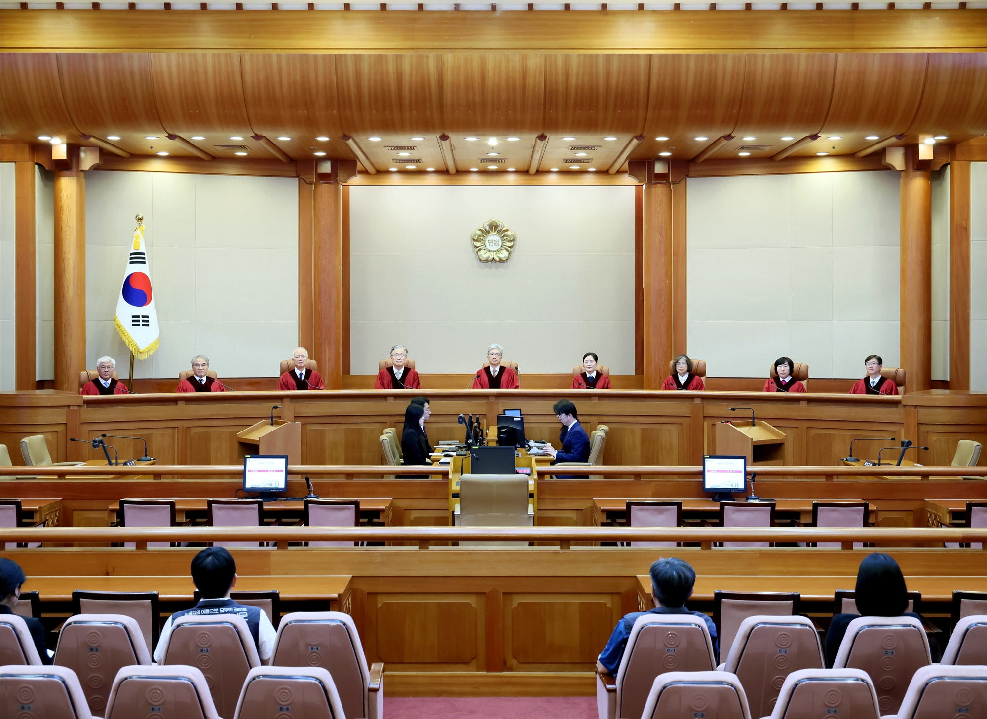 Mahkamah Konstitusi Korea pada tanggal 27 Agustus 2026 pukul 14.00 mengeluarkan putusan atas 28 perkara di Ruang Sidang Utama, termasuk putusan inkonstitusional dalam perkara kelalaian legislatif terkait pencatatan kelahiran anak warga negara asing (2022Hun-Ma255 dan lainnya). (Mahkamah Konstitusi Korea) 