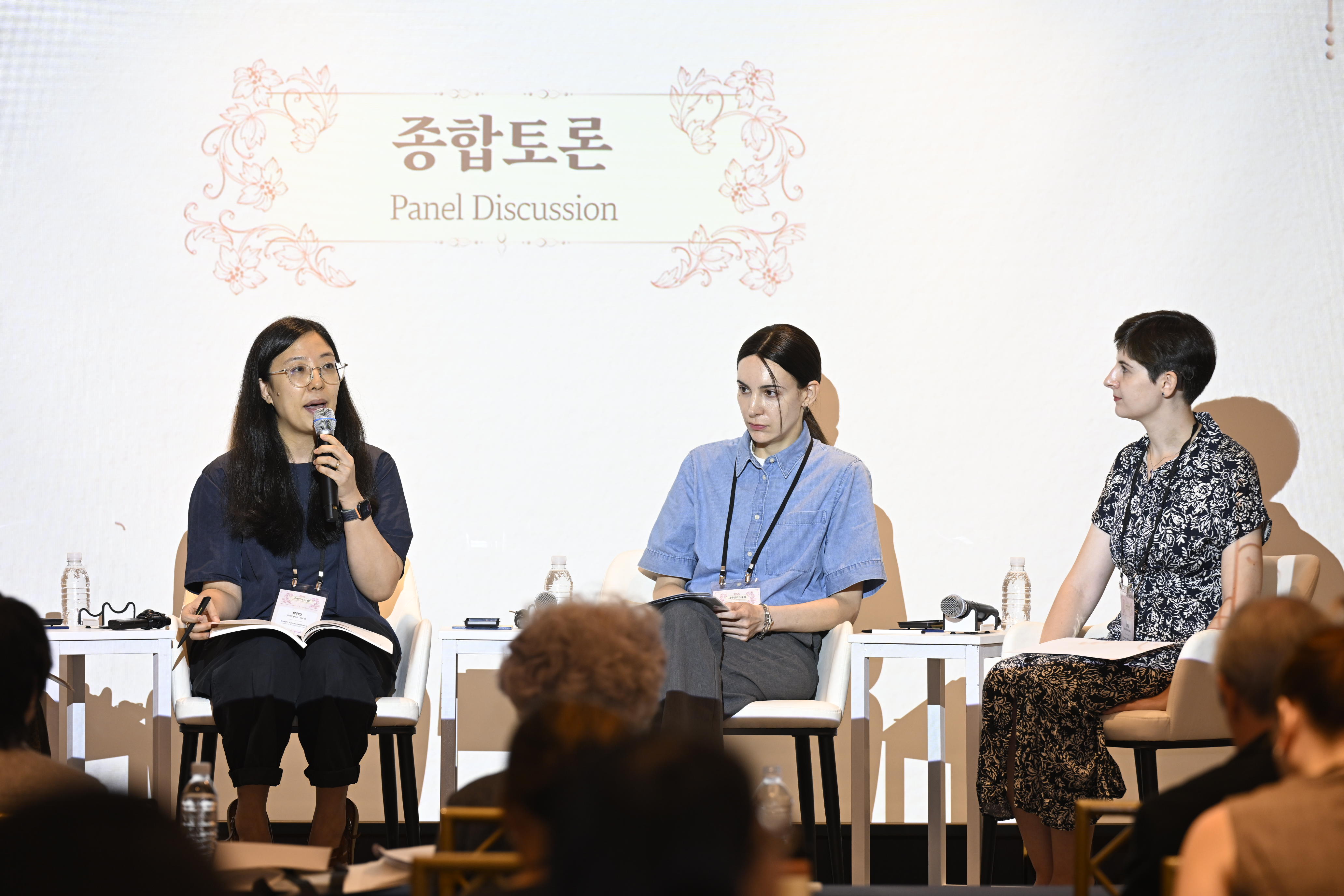 Para pembicara mengikuti diskusi panel dalam sesi The Aesthetic Horizons of Korean Literary Translation yang digelar pada tanggal 28 Agustus 2026 di Grand Mercure Imperial Palace, Gangnam-gu, Seoul. Dari kiri ke kanan: KyungEon Yang, kritikus sastra sekalgus dosen Jurusan Penulisan Kreatif di Universitas Chosun; Cristina Bahon Arnaiz, dosen Jurusan Kajian Asia Timur di Autonomous University of Madrid; dan Irene Thirouin-Jung, pengajar pada Jurusan Bahasa dan Sastra Prancis di Universitas Sogang. (LTI Korea)  