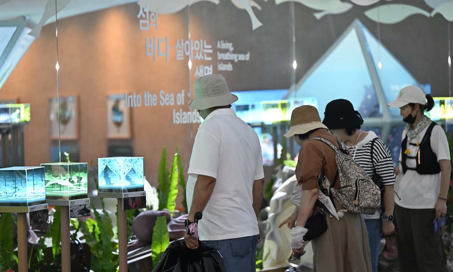 Sekitar sepekan menjelang pembukaan Pameran Pulau Dunia Yeosu 2026, acara pratinjau digelar pada 29 Agustus 2026 di lokasi utama pameran di Dolsan-eup, Kota Yeosu, Jeonnam-Gwangju. Foto memperlihatkan warga mengamati pameran di Paviliun Pulau Ekologi Laut. (Komite Penyelenggara Pameran Pulau Dunia Yeosu 2026)