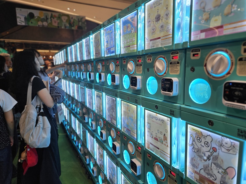 Para pengunjung melihat-lihat area interaktif yang menawarkan beragam produk hasil kolaborasi melalui sistem undian di toko pop-up Minumsa X Daily Cutie: Dunia di Balik Kalimat pada tanggal 23 Agustus 2026 di I'Park Mall, Yongsan-gu, Seoul. (Lee Ji Yae)