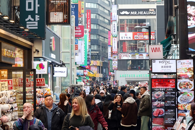 Jumlah wisatawan mancanegara yang berkunjung ke Korea selama Januari hingga Juli tahun ini mencapai 12.803.042 orang. Foto di atas menunjukkan wisatawan mancanegara yang mengunjungi kawasan Myeong-dong di Seoul. (Korea.net DB)