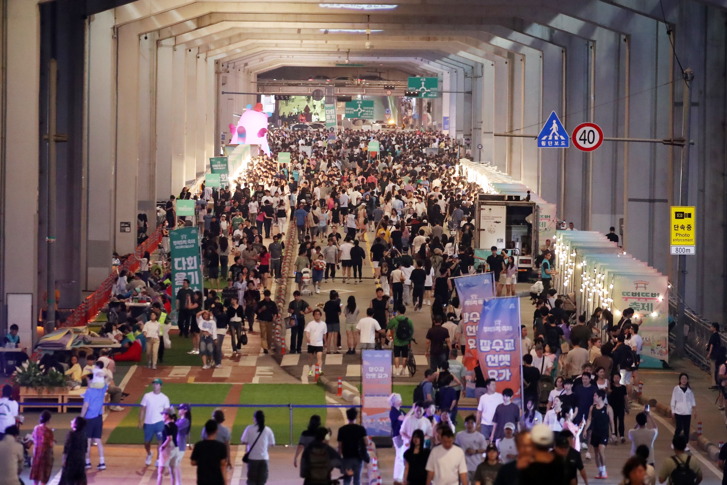 Pemerintah Kota Seoul merilis Peta Festival Seoul edisi musim gugur untyk memberikan beragam informasi festival di dalam Seoul pada musim gugur mendatang. Foto di atas menampilkan suasana Festival Jembatan Jamsugyo Bebas Kendaraan Bermotor yang diadakan pada musim gugur tahun 2025. (Pemerintah Kota Seoul)