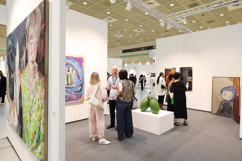 Kiaf dan Frieze Seoul turut berpartisipasi dalam Festival Seni Rupa Korea yang digelar pada bulan September 2026. Foto di atas memperlihatkan para pengunjung yang mengamati karya seni di lokasi penyelenggaran Kiaf dan Frieze Seoul pada tanggal 3 September 2025. (Korea.net DB)  