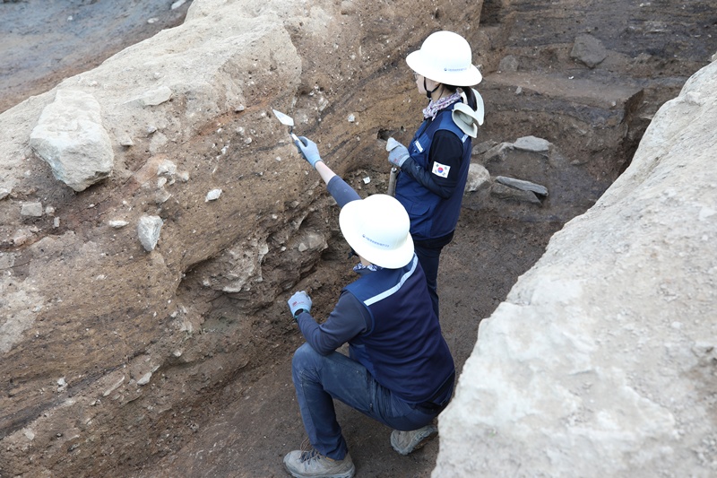 Proses ekskavasi tembok tanah di Benteng Jangmisanseong, Kota Chungju.