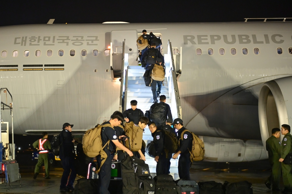 Para anggota Tim Penanggulangan Bencana Republik Korea menaiki pesawat tanker multiguna KC-330 Cygnus milik Angkatan Udara Republik Korea pada tanggal 2 September 2026 di Bandara Seoul, Kota Seongnam, Provinsi Gyeonggi, pada 2 September 2026. (Kementerian Luar Negeri) 