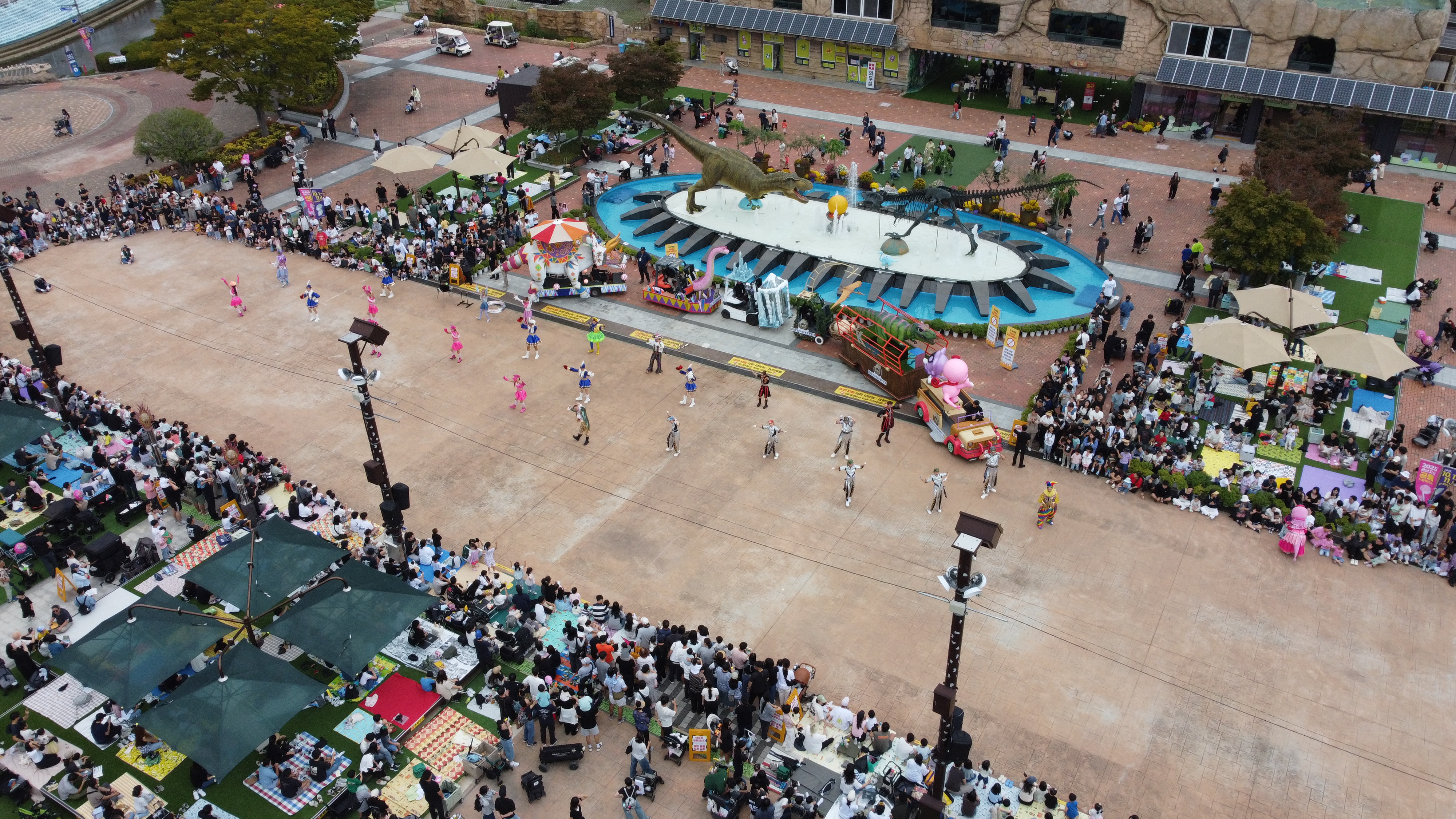 Parade dinosaurus memeriahkan Pameran Dinosaurus Goseong pada tahun 2026 di Goseong, Provinsi Gyeongsangnam. (Yayasan Kebudayaan dan Pariwisata Goseong)  