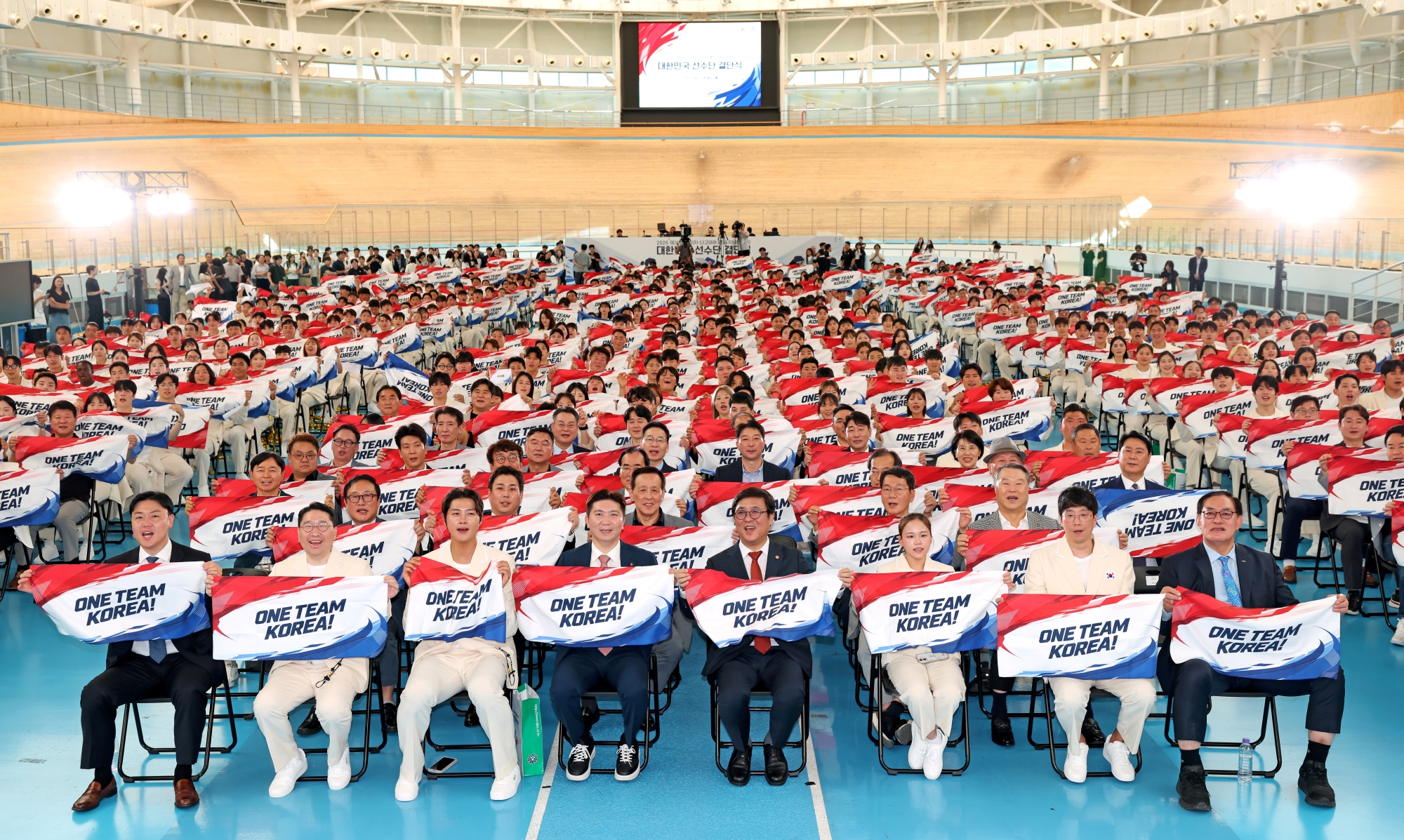 Para hadirin meneriakkan yel-yel untuk menyemangati kontingen Korea dalam upacara pelepasan jelang Asian Games Aichi-Nagoya 2026. Acara tersebut digelar pada 3 September 2026 di Pusat Pelatihan Nasional Jincheon, Provinsi Chungcheongbuk. (Heo Man-jin/Kementerian Kebudayaan, Olahraga, dan Pariwisata)