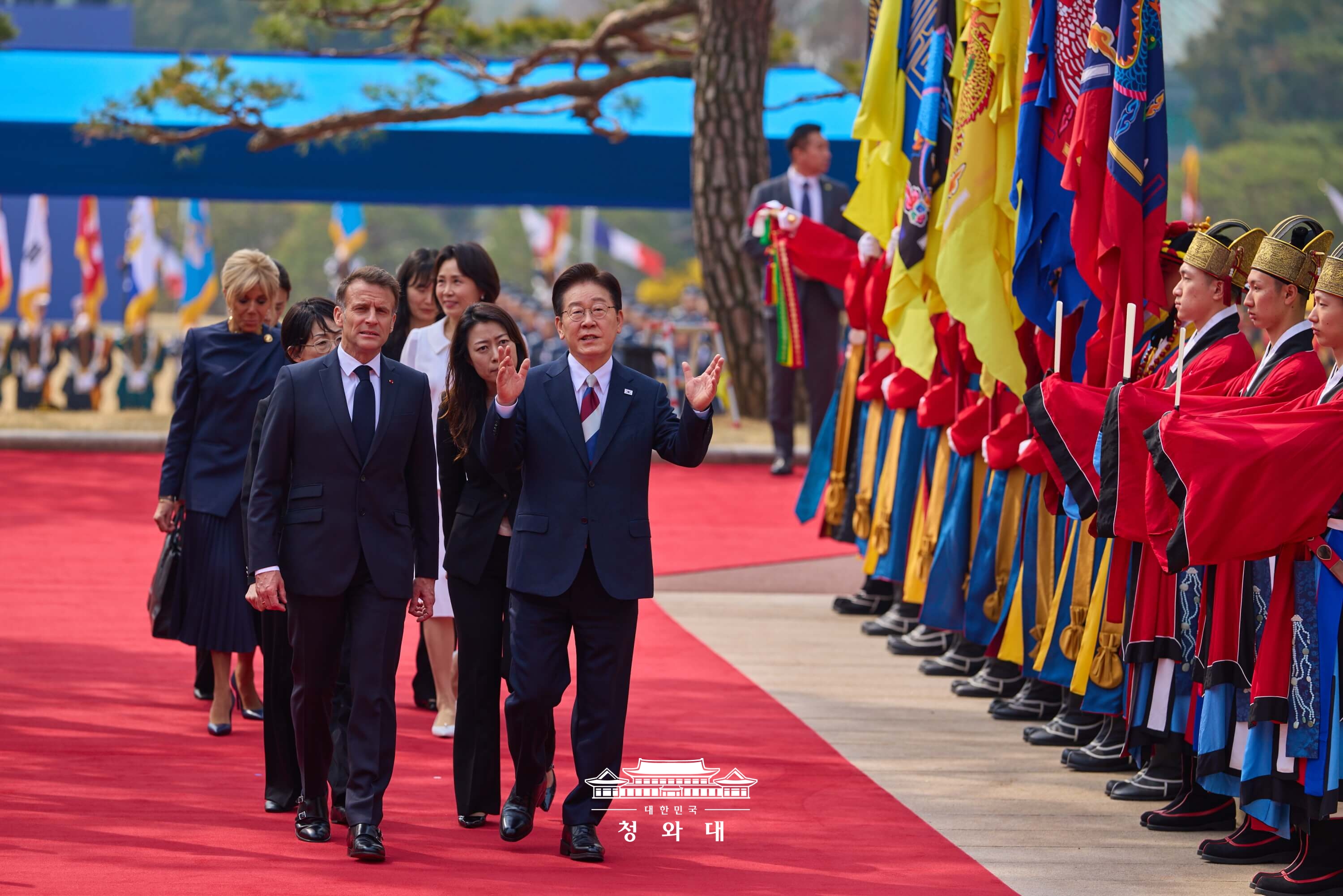   Presiden Lee Jae Myung akan melakukan kunjungan kenegaraan ke Prancis pada tanggal 6-9 September 2026 atas undangan Presiden Prancis, Emmanuel Macron. Foto menunjukkan Presiden Lee (kanan) berbincang dengan Presiden Macron sambil berjalan dalam upacara penyambutan resmi di Cheong Wa Dae pada tanggal 3 April 2026. Upacara tersebut digelar dalam rangka kunjungan kenegaraan Presiden Macron ke Korea. (Cheong Wa Dae)