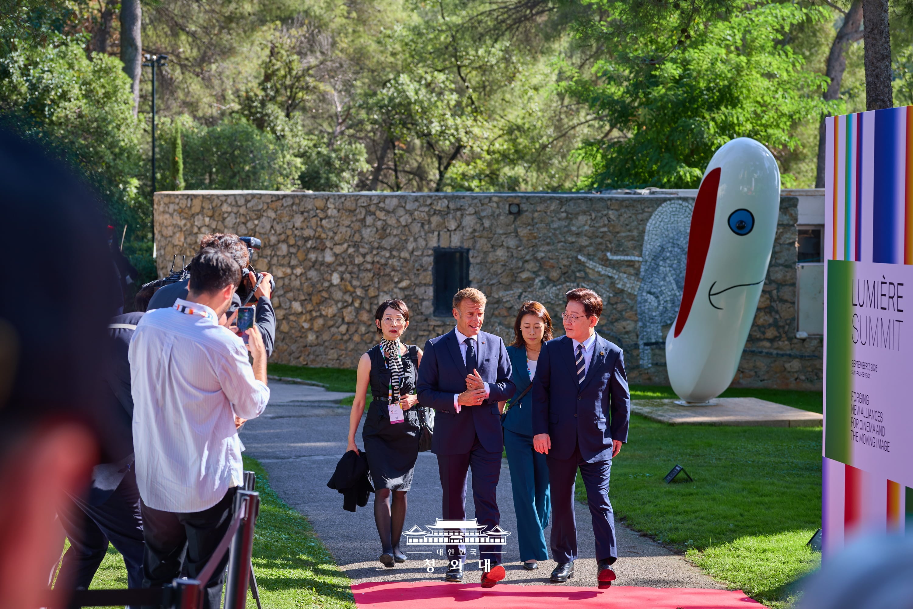 Presiden Lee Jae Myung (kanan) dan Presiden Prancis, Emmanuel Macron, berjalan menuju gedung Yayasan Maeght  untuk menghadiri Lumiere Summit, konferensi tingkat tinggi internasional di bidang perfilman dan audiovisual yang digelar pada tanggal 7 September 2026 (waktu setempat) di Saint-Paul-de-Vence, Prancis. 