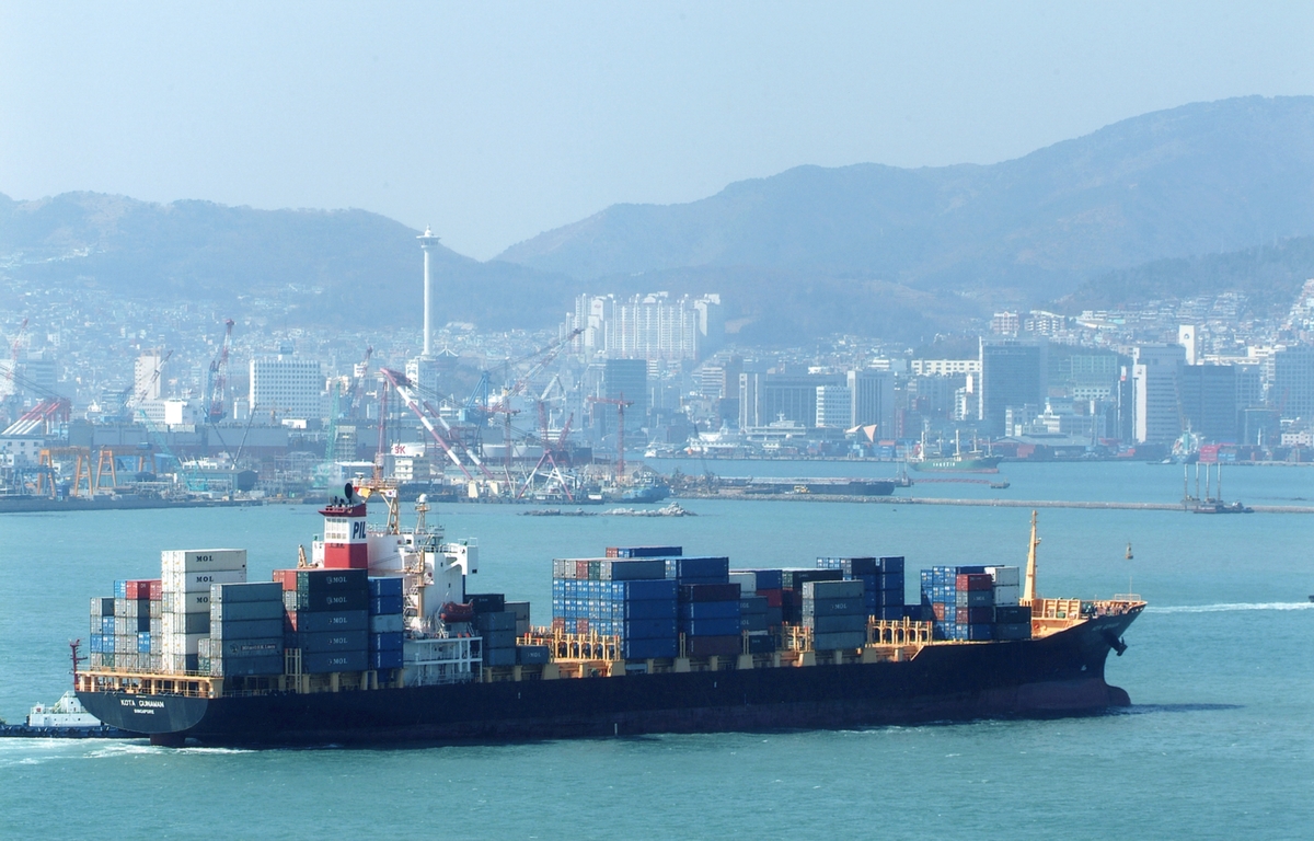 Bank of Korea (BOK) mengungkapkan pada tanggal 8 September 2026 bahwa produk domestik bruto (PDB) riil Korea pada kuartal II/2026 tumbuh 0,6% dibandingkan dengan kuartal I/2026. Foto memperlihatkan kapal kontainer yang keluar masuk Pelabuhan Busan. (Otoritas Pelabuhan Busan)