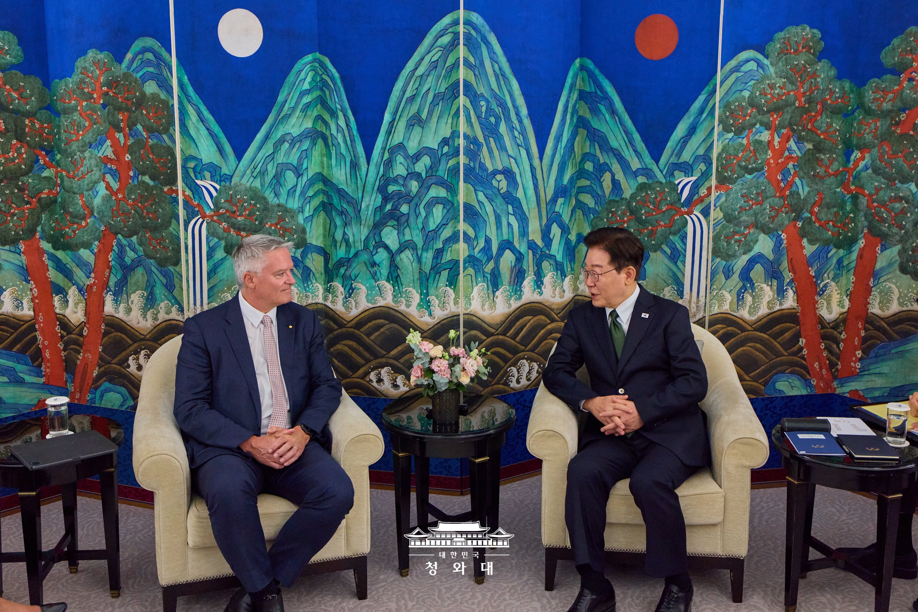 Presiden Lee Jae Myung (kanan) menemui Sekretaris Jenderal OECD, Mathias Cormann, pada tanggal 9 September 2026 (waktu setempat) di sebuah hotel yang terletak di Paris, Prancis.   