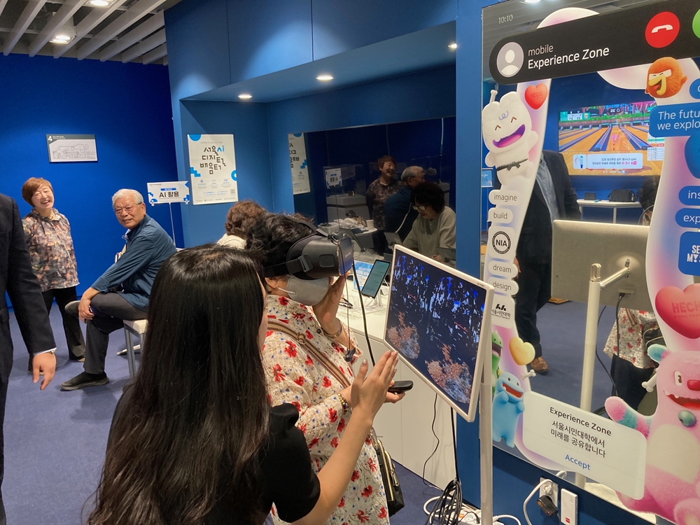 Pengguna AI Digital Learning Center sedang mencoba perangkat realitas virtual (VR).