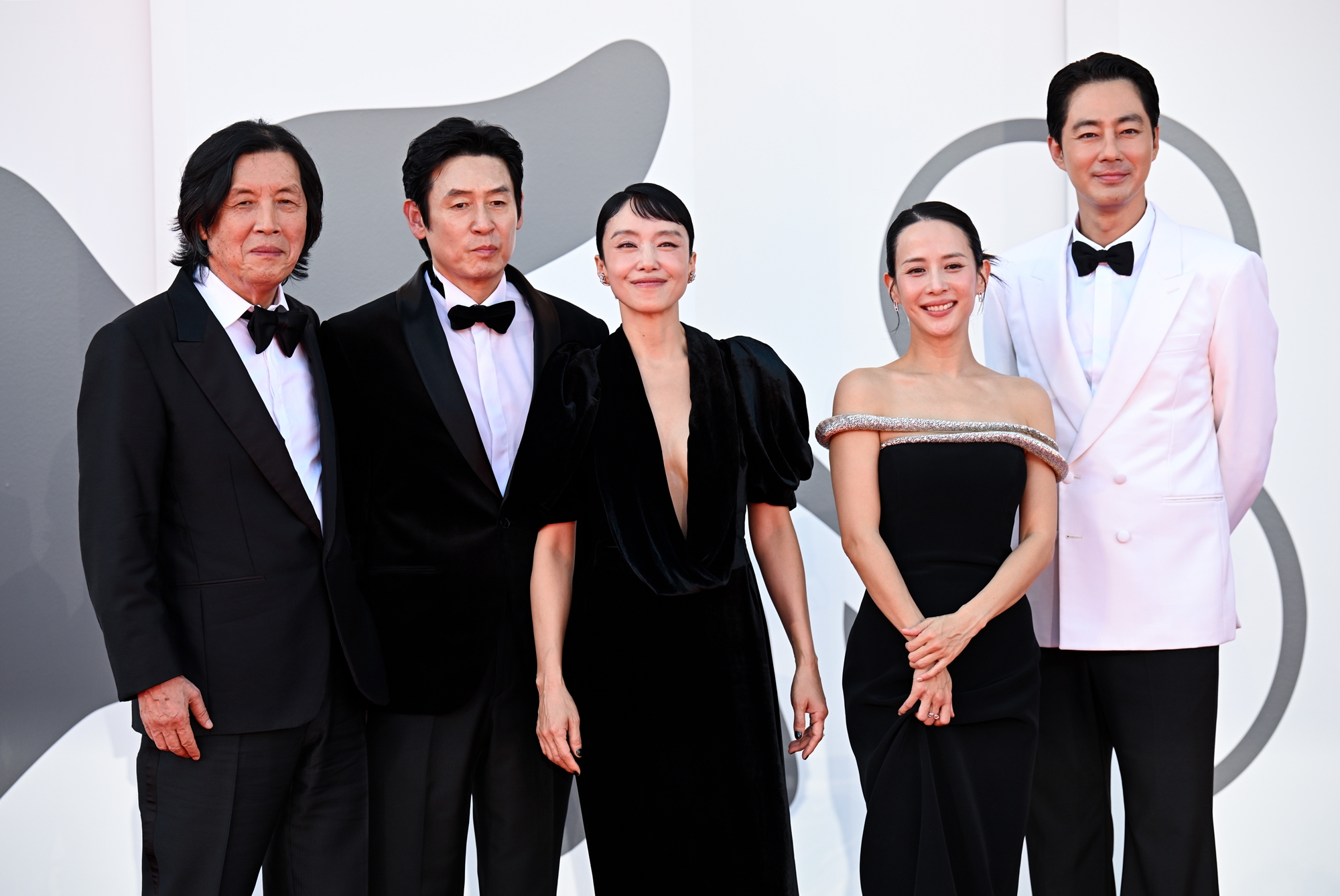 Sutradara dan para pemeran film Possible Love berpose di hadapan awak media pada acara karpet merah Festival Film Internasional Venesia ke-83 yang digelar pada tanggal 6 September 2026 (waktu setempat) di Venesia, Italia. Dari kiri ke kanan tampak sutradara Lee Chang-dong serta para aktor Sul Kyung-gu, Jeon Do-yeon, Cho Yeo-jeong, dan Zo In-sung. (Netflix)