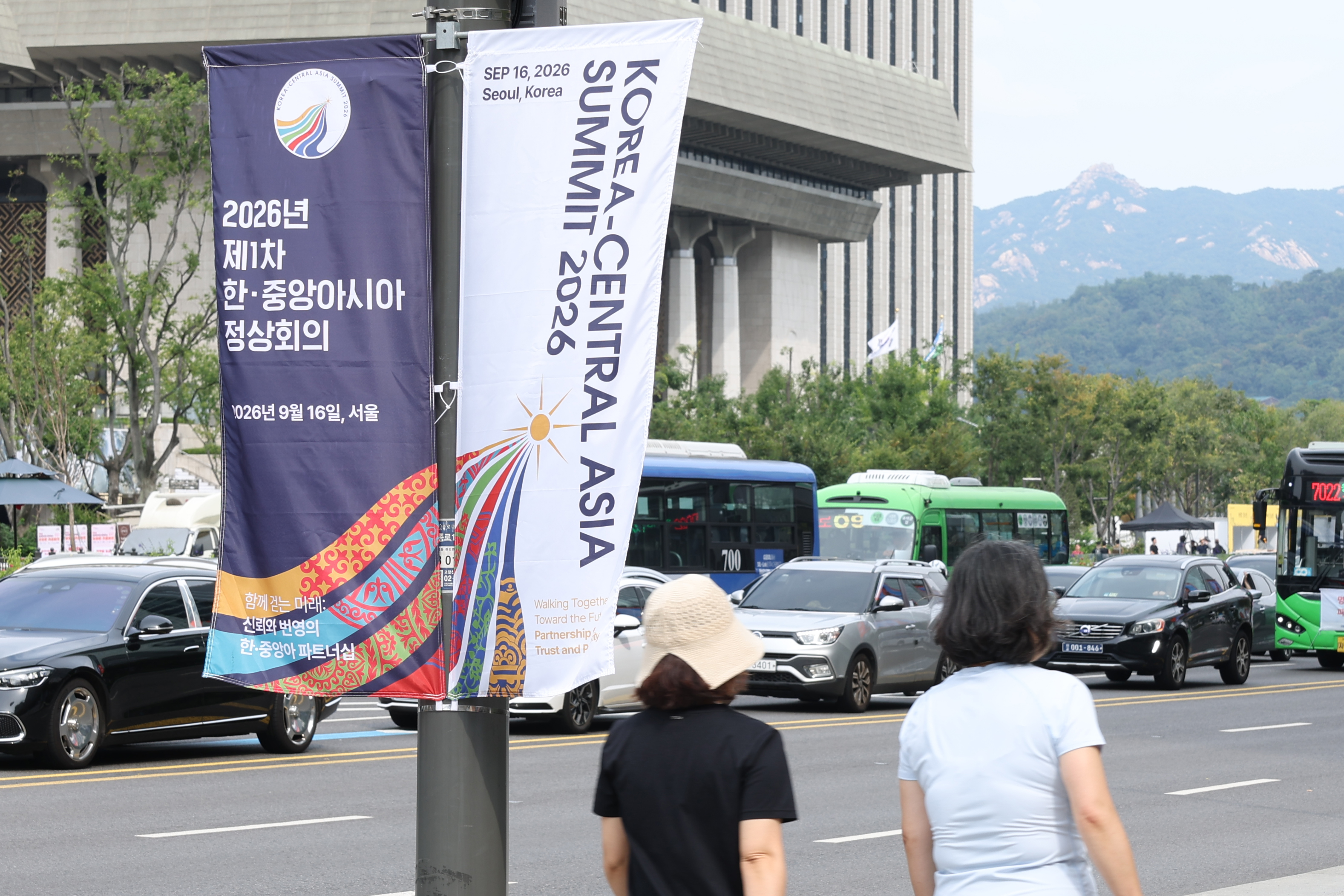KTT multilateral pertama yang diikuti Korea dan lima negara Asia Tengah akan digelar pada tanggal 16 September 2026 di Seoul. Foto menunjukkan spanduk promosi KTT Korea-Asia Tengah yang terpasang pada tanggal 14 September 2026 di salah satu jalan di Jongno-gu, Seoul. (Park Daejin) 