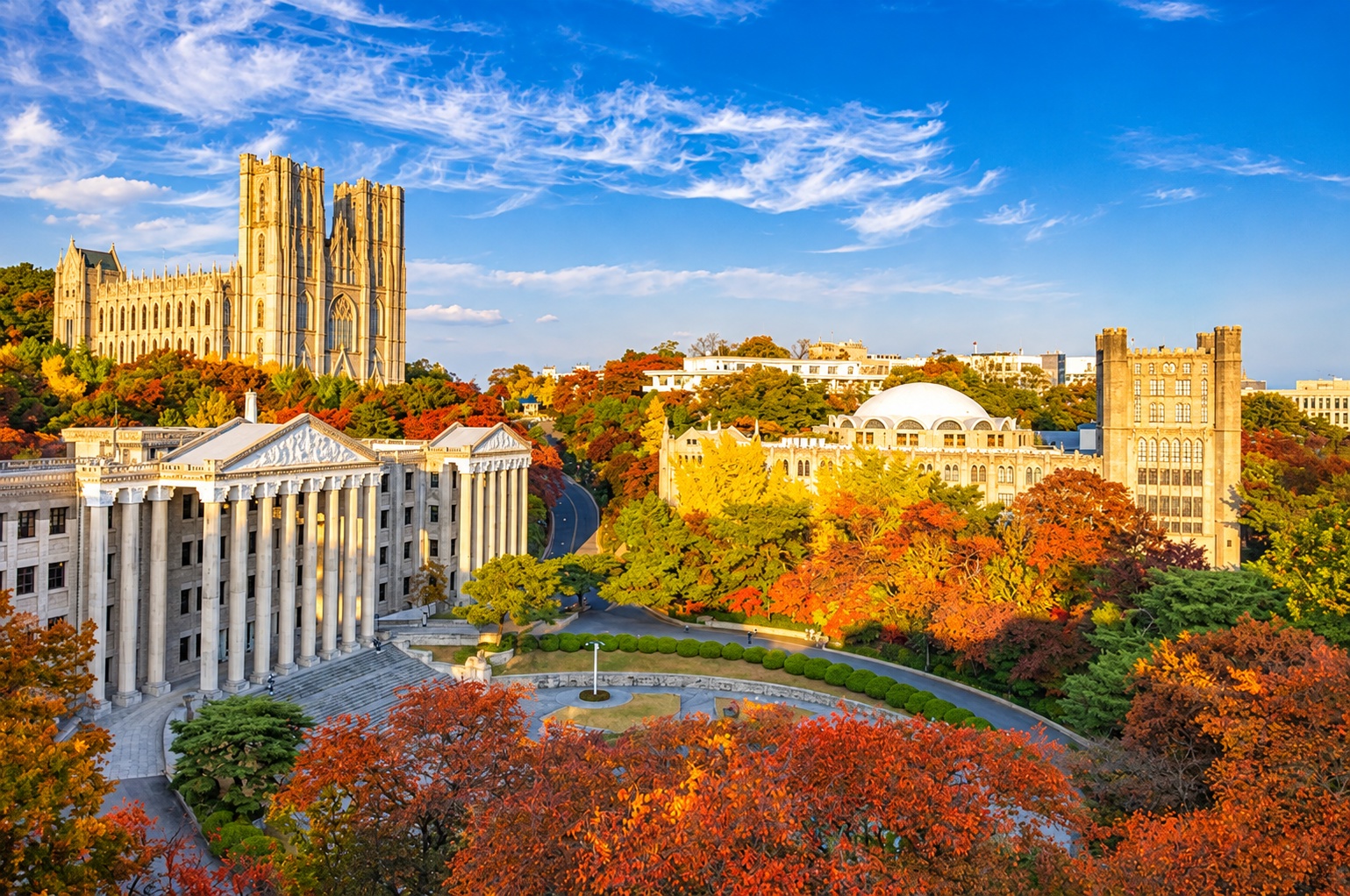 Dari kiri atas searah jarum jam: Grand Peace Palace, perpustakaan pusat, dan gedung utama di kampus Seoul Universitas Kyung Hee. (Universitas Kyung Hee)
