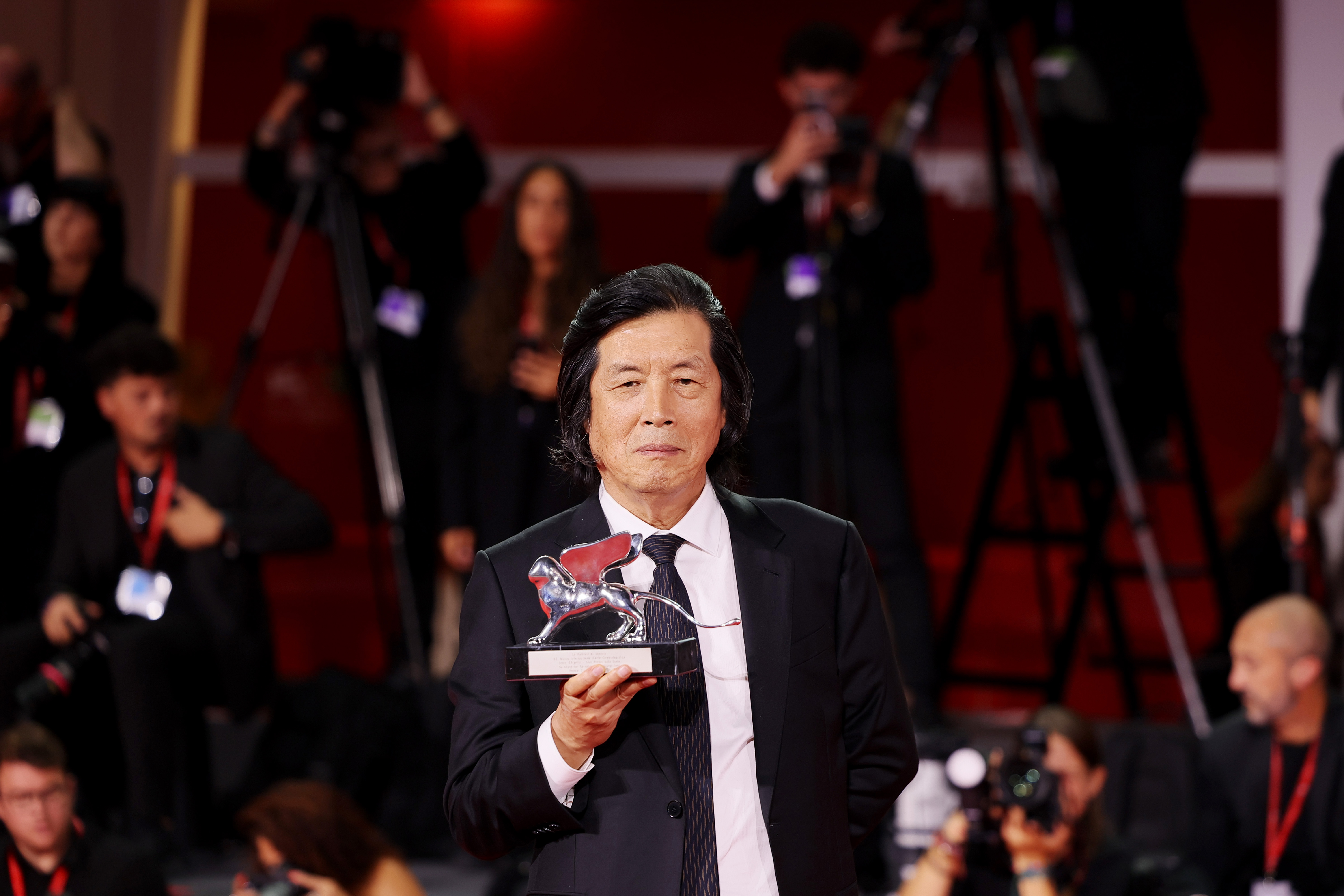 Sutradara Lee Chang-dong berpose dengan trofi Silver Lion Grand Jury Prize yang diraihnya melalui film Possible Love pada upacara penutupan Festival Film Internasional Venesia ke-83 yang digelar pada tanggal 12 September 2026 (waktu setempat) di Venesia, Italia. (Getty Images)