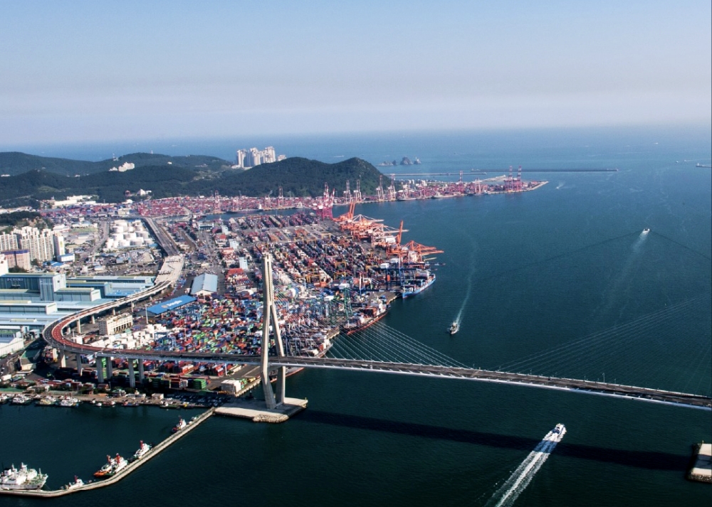 Nilai ekspor industri teknologi informasi dan komunikasi (TIK) pada Agustus 2026 mencapai rekor tertinggi berkat meningkatnya investasi di bidang kecerdasan buatan (AI). Foto di atas menunjukkan panorama Pelabuhan Utara Busan. (Otoritas Pelabuhan Busan)