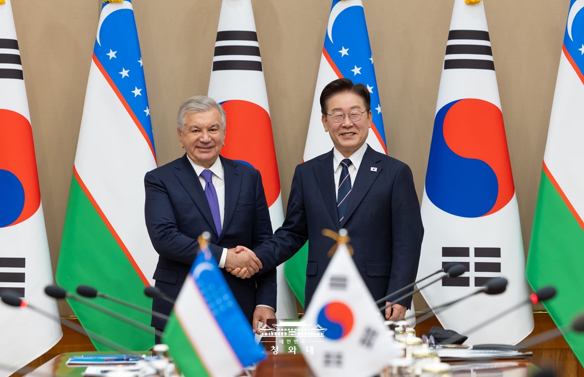 Presiden Lee Jae Myung (kanan) berjabat tangan dengan Presiden Uzbekistan, Shavkat Mirziyoyev, dalam KTT Korea-Uzbekistan dengan format diperluas pada tanggal 14 September 2026 di Cheong Wa Dae, Jongno-gu, Seoul. (Cheong Wa Dae)
