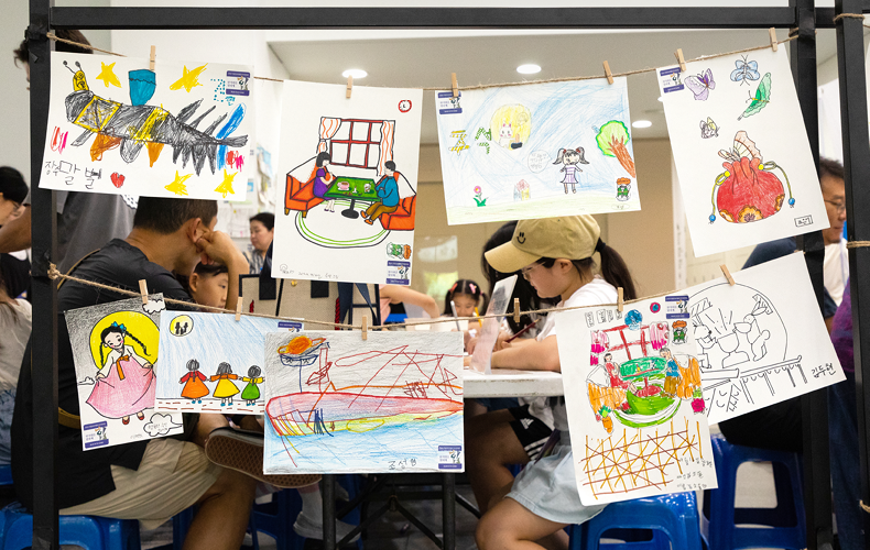 Kegiatan Menggambar Suasana Chuseok dalam rangkaian acara Rayakan Chuseok dengan Gaya Kekinian! yang digelar pada tanggal 16 dan 18 September 2024 di Museum Rakyat Nasional Korea, Jongno-gu, Seoul. (Museum Rakyat Nasional Korea)