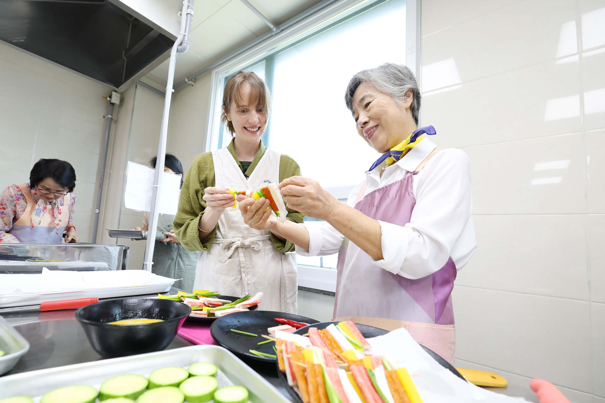 Warga asing dan lansia membuat hidangan khas hari raya bersama dalam program Global Culture Trip: Kelas Memasak Chuseok yang digelar pada tanggal 30 September 2025 di Pusat Kesejahteraan Lansia Yongsan, Yongsan-gu, Seoul. (Korea.net DB) 