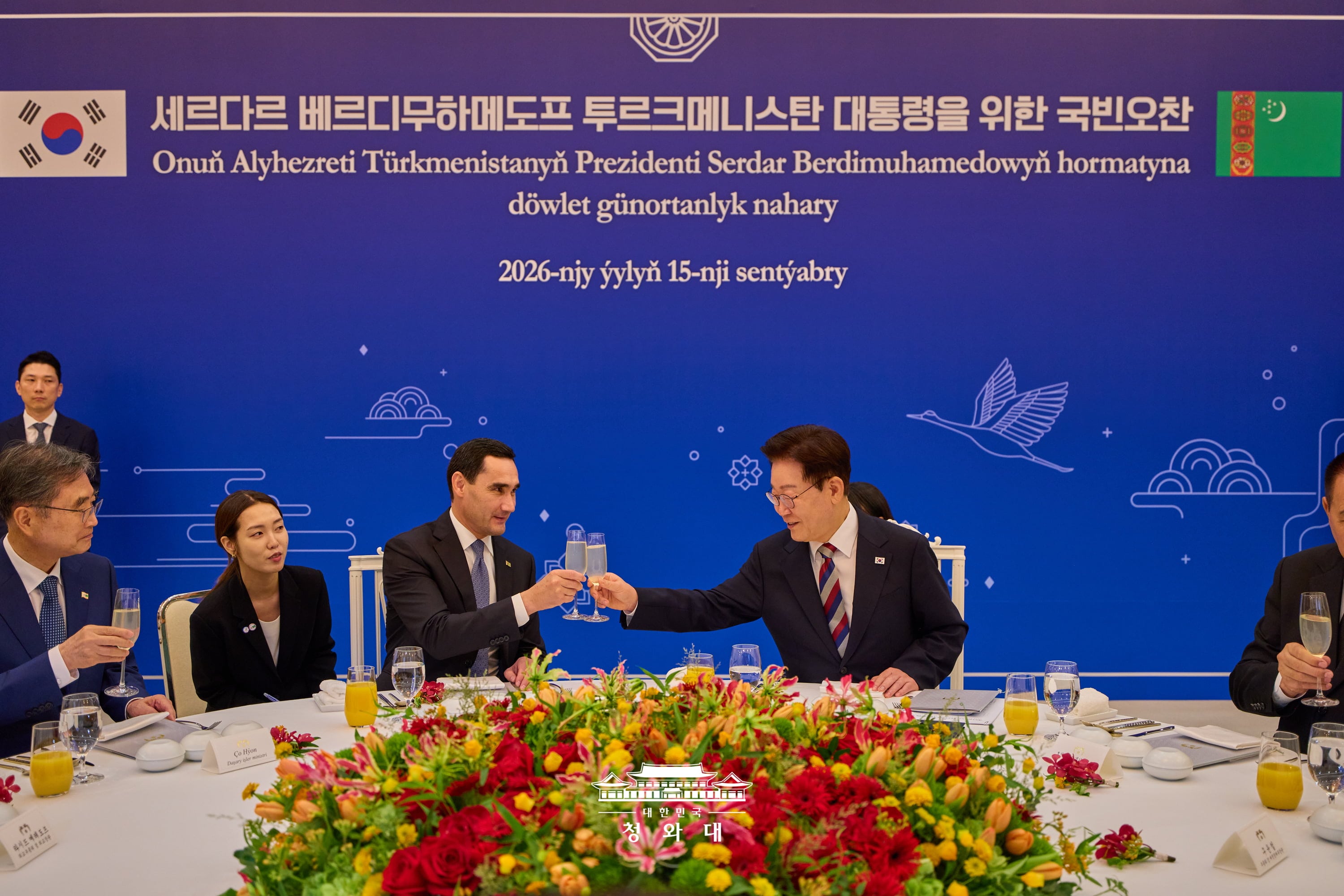 Presiden Lee Jae Myung (kanan) dan Presiden Turkmenistan Serdar Berdimuhamedov bersulang dalam jamuan makan siang kenegaraan di Cheong Wa Dae, Seoul, pada tanggal 15 September 2026. 