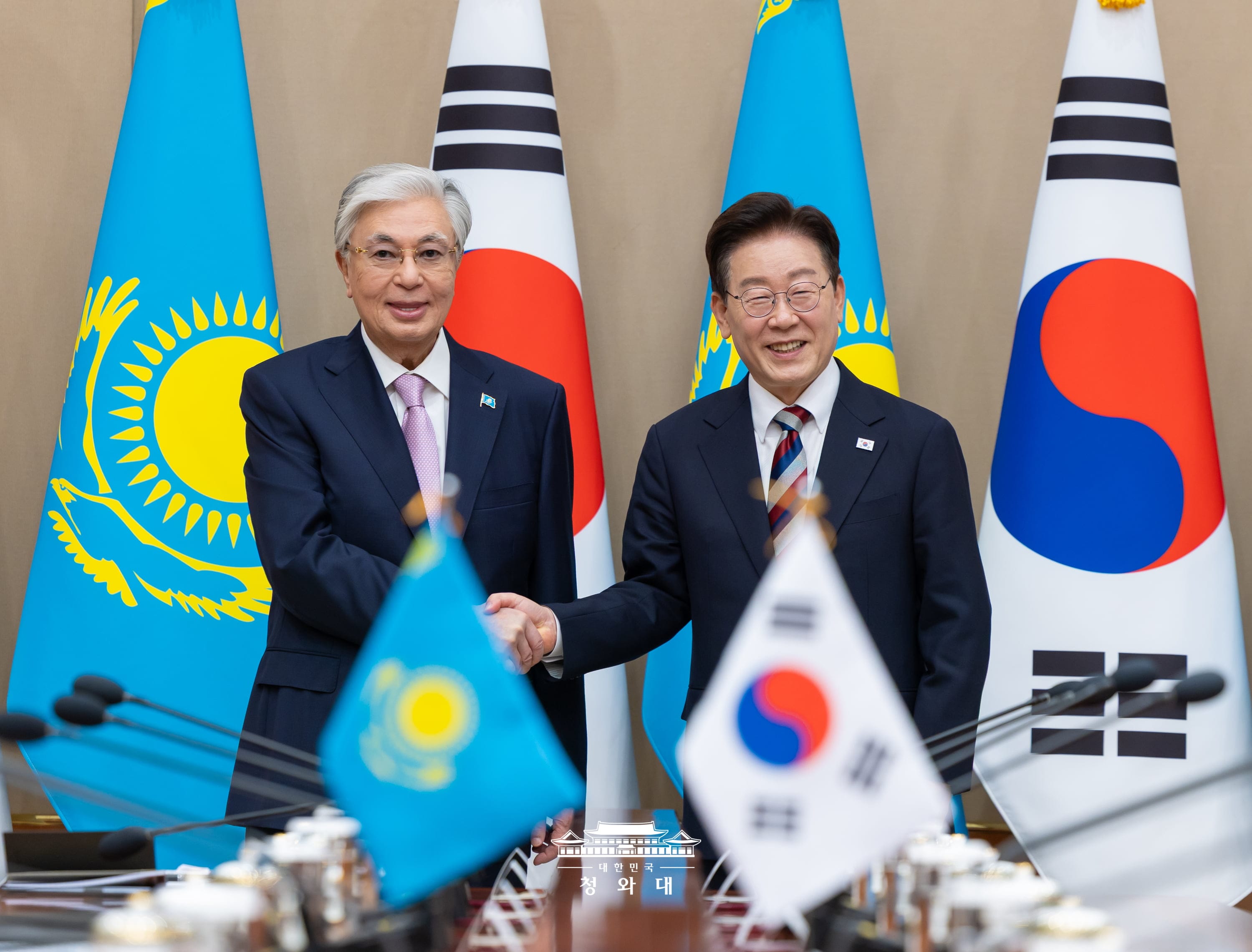 Presiden Lee Jae Myung (kanan) berjabat tangan dengan Presiden Kazakhstan Kassym-Jomart Tokayev menjelang pertemuan puncak yang diperluas di Cheong Wa Dae, Seoul, pada tanggal 15 September 2026.