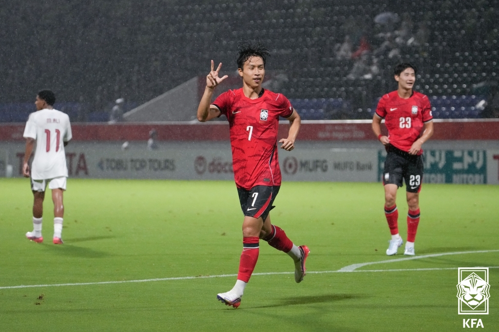 Tim nasional sepak bola putra Korea mengalahkan Qatar 4-1 dalam laga pertama Grup D Asian Games Aichi-Nagoya 2026 di Nagoya City Mizuho Park Rugby Field, Nagoya, Jepang, pada tanggal 15 September 2026. Foto di atas menunjukkan Eom Ji-sung merayakan keberhasilannya mencetak hat-trick. (Asosiasi Sepak Bola Korea)