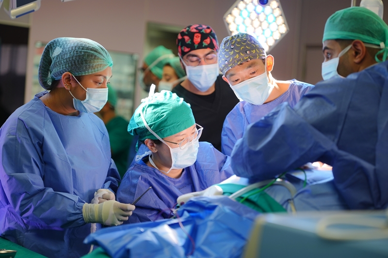 Korea Health Industry Development Institute (KHIDI) pada tanggal 17 September 2026 merilis hasil Survei Persepsi Global terhadap Layanan Medis Korea 2025.&nbsp;Foto di atas menunjukkan tim medis Asan Medical Center di Seoul saat memberikan pelatihan teknik operasi untuk kasus kanker tiroid berulang yang kompleks di Kuwait pada tahun 2025. (Asan Medical Center)