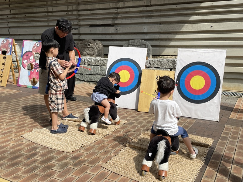 Para pengunjung mencoba memanah di arena permainan tradisional dalam acara Chuseok Telah Tiba yang digelar pada tanggal 14-15 September 2024 di Museum Nasional Cheongju, Kota Cheongju, Provinsi Chungcheongbuk. (Museum Nasional Cheongju)